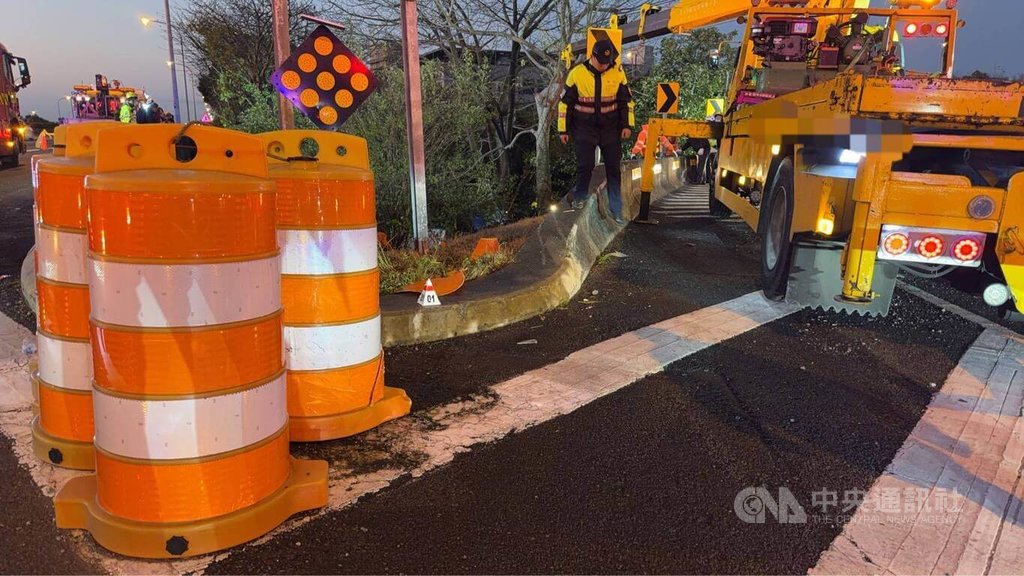 國道1號南下台中豐原交流道出口前減速車道，警方4日凌晨獲報有1輛小貨車，不明原因撞擊出口槽化線橋墩，翻落邊坡後起火，警消到場後發現車上2人已死亡。 圖/中央社（翻攝照片）