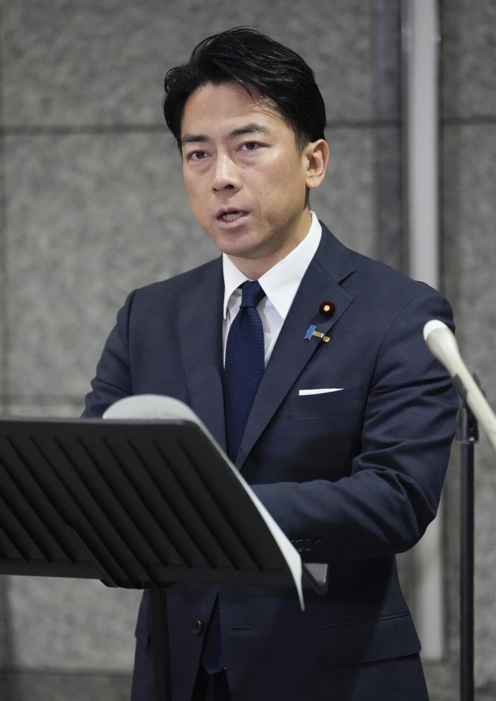 日本防衛大臣小泉進次郎4日上午針對北韓發射彈道飛彈召開臨時記者會。 圖：中央社提供/共同社