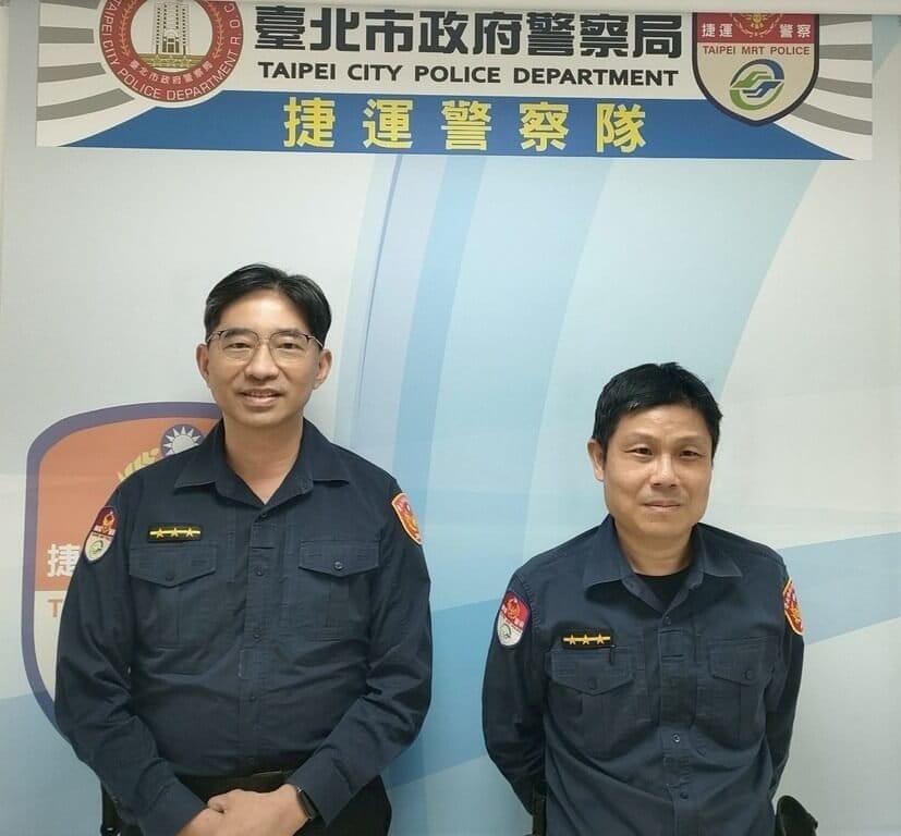 有名越南籍女子日前搭台北捷運外出訪友，卻將裝有重要證件的後背包遺留車上，捷警獲報後火速於1小時內尋獲，圖左至右為現場處理員警陳君良、李勝文。（台北市警察局捷運警察隊提供）中央社記者黃麗芸傳真　115年1月4日