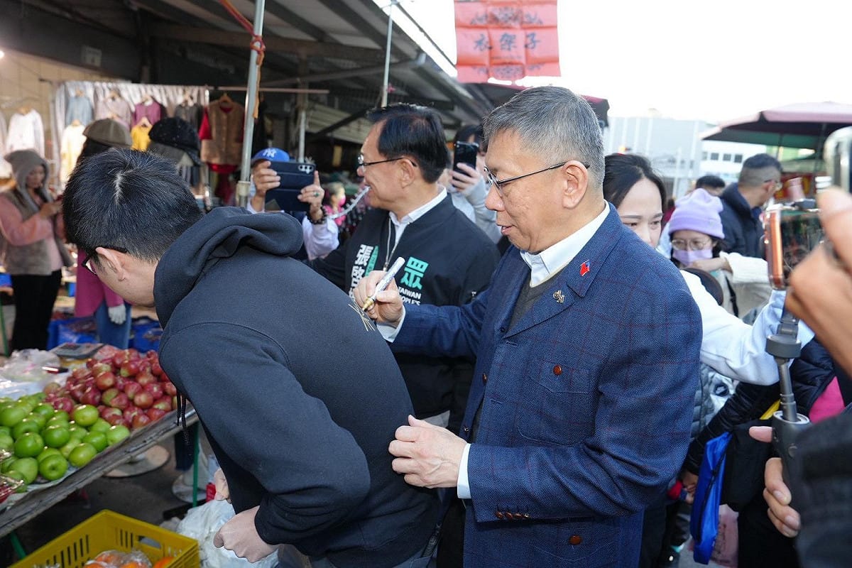 民進黨前主席柯文哲今（4）日在嘉義市輔選黨籍嘉義市長參選人張啓楷。 圖：民眾黨 / 提供