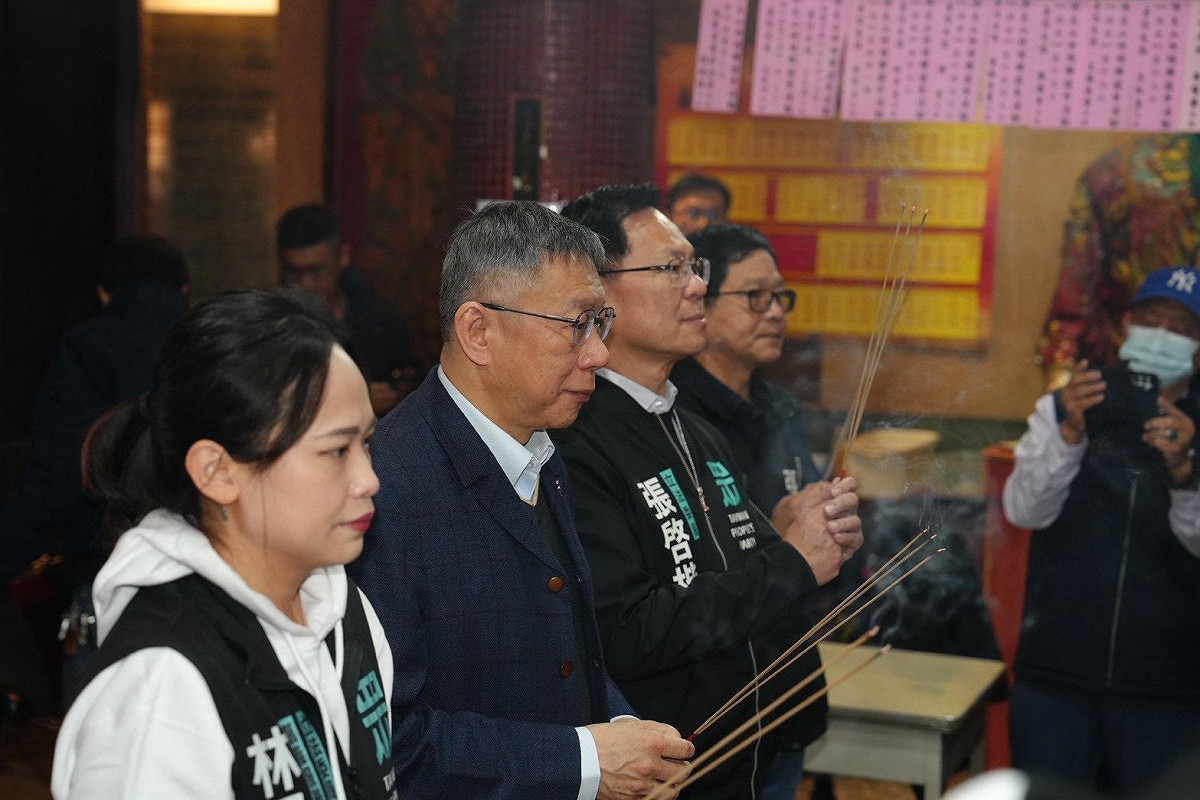 民眾黨前主席柯文哲今（4）日陪同民眾黨嘉義市長參選人張啓楷在嘉義市跑行程。 圖：民眾黨 / 提供