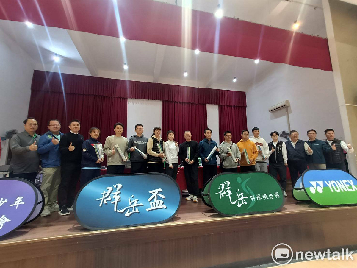 群岳盃羽球賽台中元旦場開幕，主辦單位將所有比賽用球捐給多所學校羽球隊。 圖：唐復年/攝