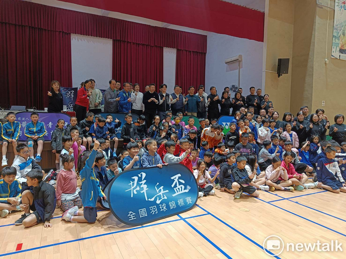 群岳盃羽球賽台中元旦場熱鬧開幕。 圖：唐復年/攝