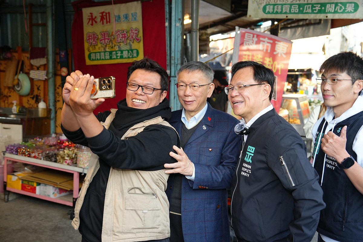 前民眾黨主席柯文哲（左2）今（4）日陪同黨籍嘉義市長參選人張啓楷（右2）到嘉義地方跑行程。 圖：民眾黨 / 提供