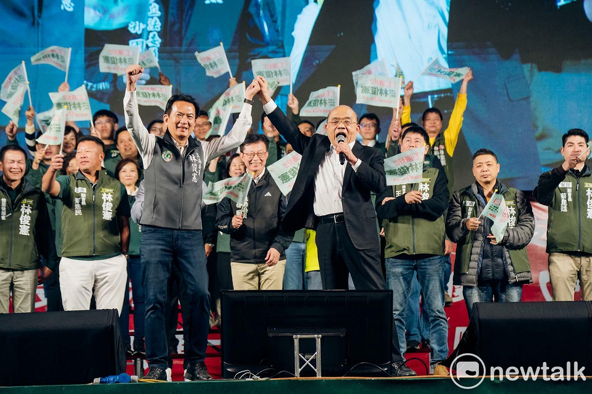 台南市長參選人林俊憲今日舉辦挺憲團結大會，前行政院長蘇貞昌、立法委員林楚茵、立法委員蔡其昌三位極具全國人氣的民進黨政治明星更站出來力挺林俊憲，並肯定林俊憲是位有願景、負責任，更是能整合團結台南民進黨的唯一人選。 圖：林俊憲服務處提供