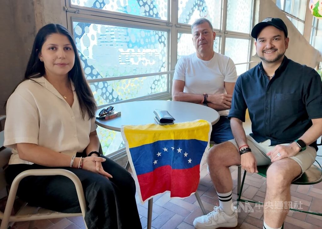 今年60歲的維拉（Leo Becerra Vera，中）來自委內瑞拉，他移居海外前曾經歷已故強人總統查維茲執政初期，親眼目睹委內瑞拉經濟衰退、工作機會驟減，民生狀況日益惡化。他與移居泰國的委內瑞拉人緊盯國家情勢，並對委內瑞拉將有所改變抱持希望。中央社記者李宗憲曼谷攝　115年1月4日 圖：中央社提供