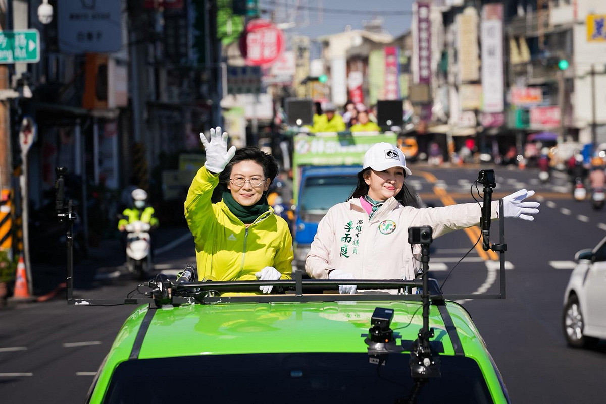 林岱樺(左)啟動車隊誓師行動，宣布展開「踏遍高雄千街萬巷」行程。 圖：林岱樺辦公室/提供
