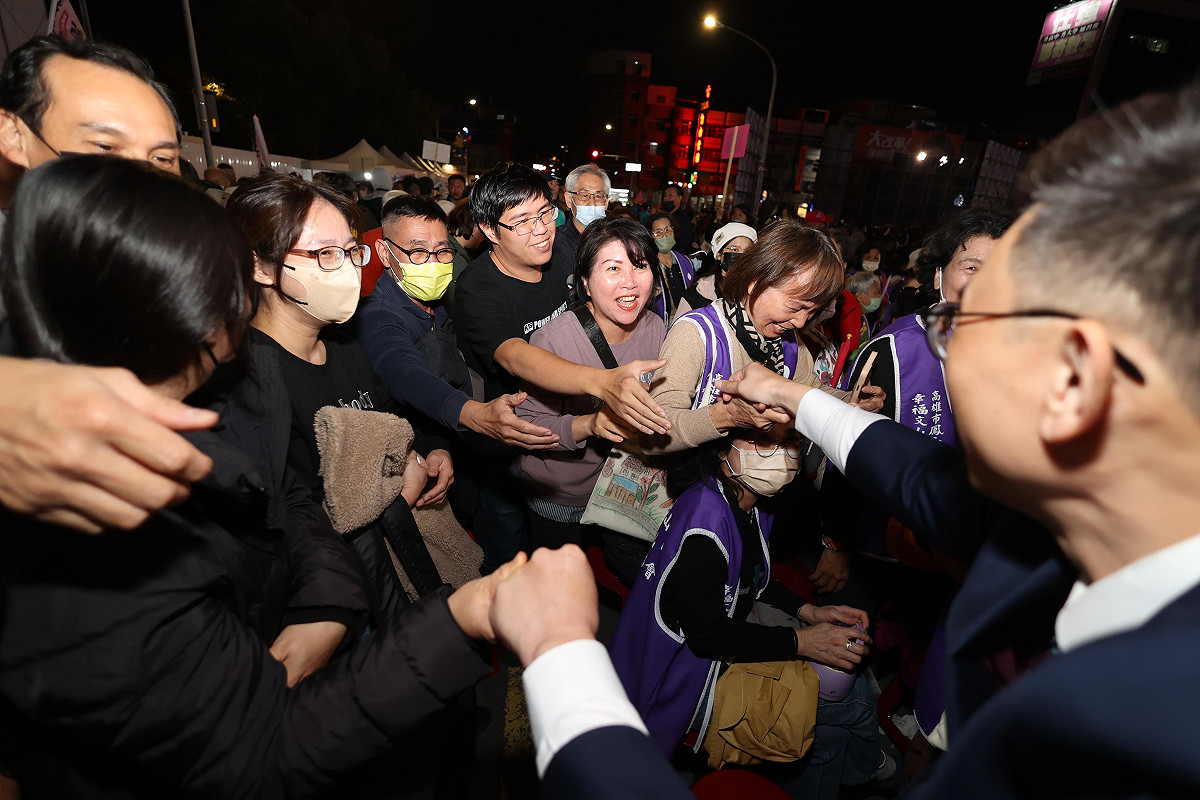 賴瑞隆4日傍晚於捷運鳳山西站旁空地舉辦「真誠無畏之夜」造勢活動。 圖：賴瑞隆辦公室提供