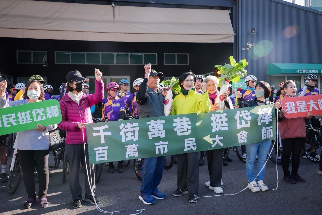 林岱樺(中)在活動現場帶領支持者拉布條、喊口號。 圖：林岱樺辦公室/提供