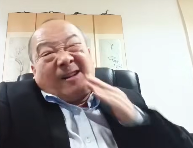 美國距離委內瑞拉1800公里，僅花2小時逮捕馬杜洛，中國武統學者李毅在直播中崩潰自賞巴掌。 圖：翻攝自YouTube