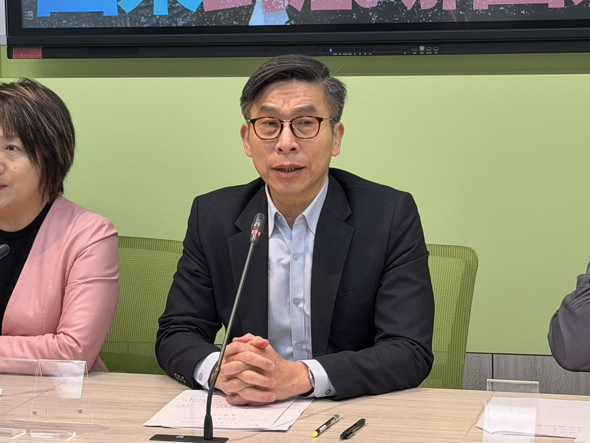 綠委提修兩岸條例改「國與國」，民進黨團幹事長鍾佳濱喊尊重，反批鄭麗文才藐視憲法。 圖：金大鈞/攝