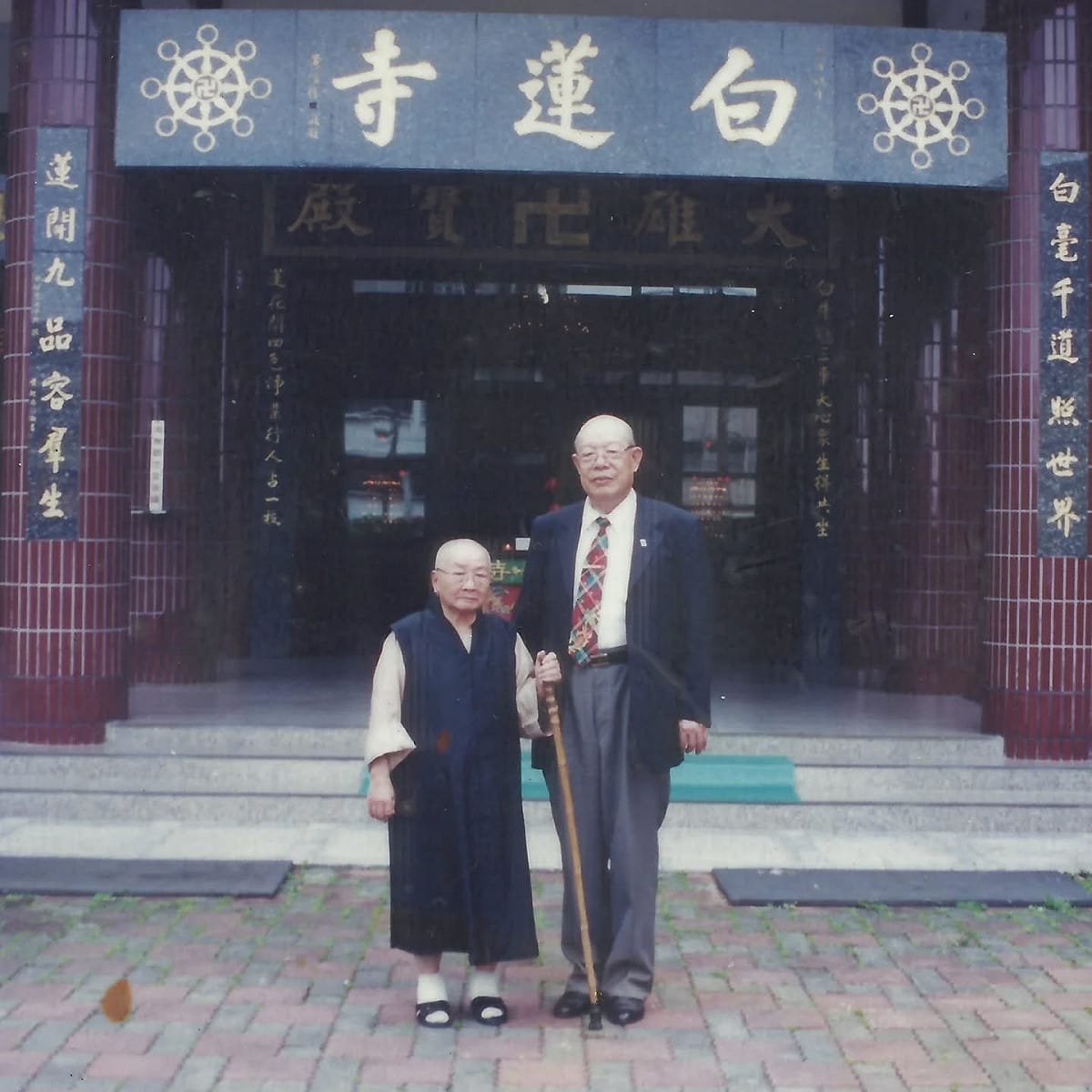 當白頭翁慘叫了一聲墜落地面時，突然眼前不知什麼時候出現三個尼姑。為首的住持就跟劉金獅他們說：「阿彌陀佛！施主能把這隻鳥給我們嗎？」日後劉金獅坐牢時，才知道大名鼎鼎的陳智雄正是她的親哥哥。此為多年以後，劉金獅與陳智雄妹妹妙慧法師(俗名陳秀蕙)合影於宜蘭縣冬山鄉的白蓮寺。 圖：劉金獅提供/張文隆翻攝