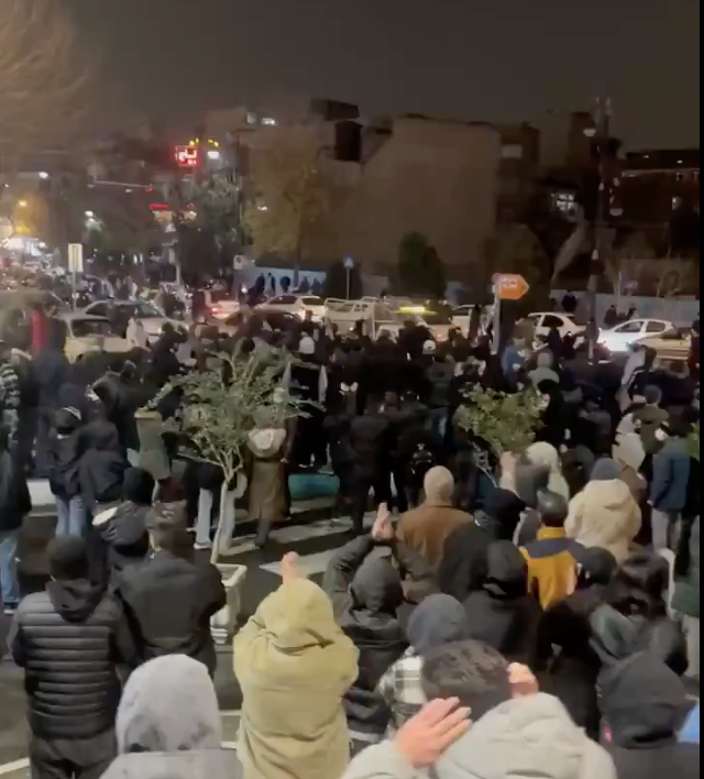 哈夫特霍茲廣場（Haft-Hoz Square）聚集大批群眾，高喊「打倒獨裁者」等口號，矛頭直指最高領袖哈米尼（Ali Khamenei）。 圖：翻攝自 X Shayan X