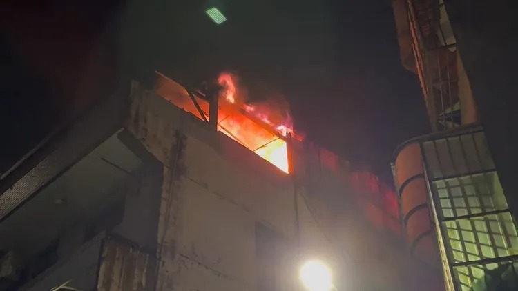 基隆一處民宅發生火警，造成3棟公寓受損，所幸無人傷亡。 圖：翻攝畫面