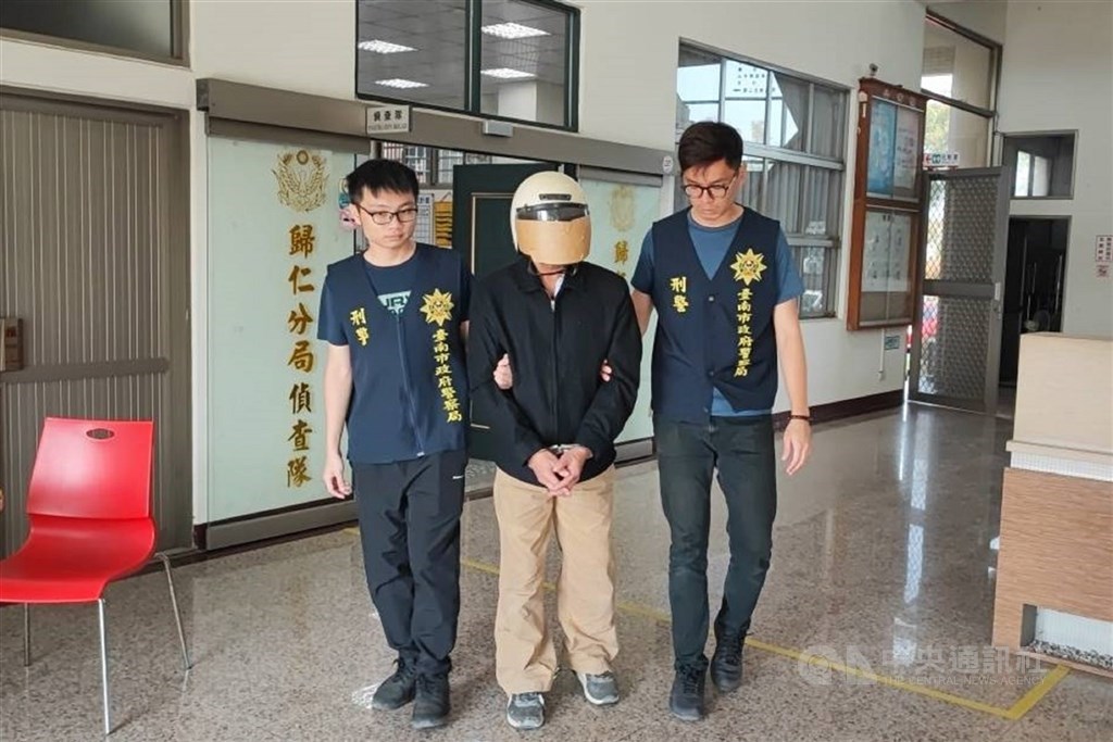 台南陳姓男子（中）吸食強力膠砍殺友人後逃逸，友人未就醫於數日後身亡。最高法院日前駁回上訴，陳男犯殺人未遂罪處有期徒刑11年定讞。　（中央社檔案照片）