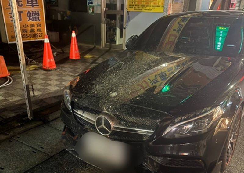 台北市一輛賓士車遭潑灑疑似糞便惡臭穢物。 圖：警方提供