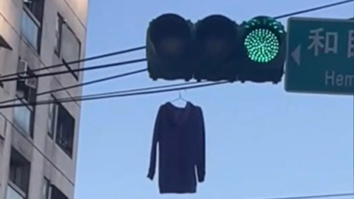 宜蘭市和睦路口高空電線出現曬衣畫面，引起網友熱議。 圖：翻攝自Threads