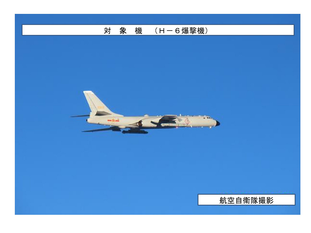 日本航空自衛隊拍攝到解放軍轟-6轟炸機參與「正義使命-2025」軍演，經宮古海峽進出太平洋。 圖：翻攝「X」@ModJapan_jp