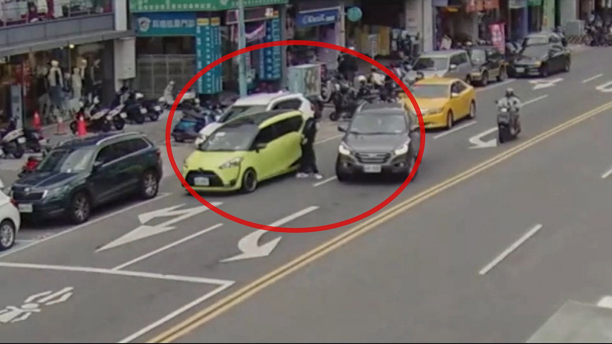 為爭搶停車位，2名男子在馬路上大打出手。 圖：翻攝畫面