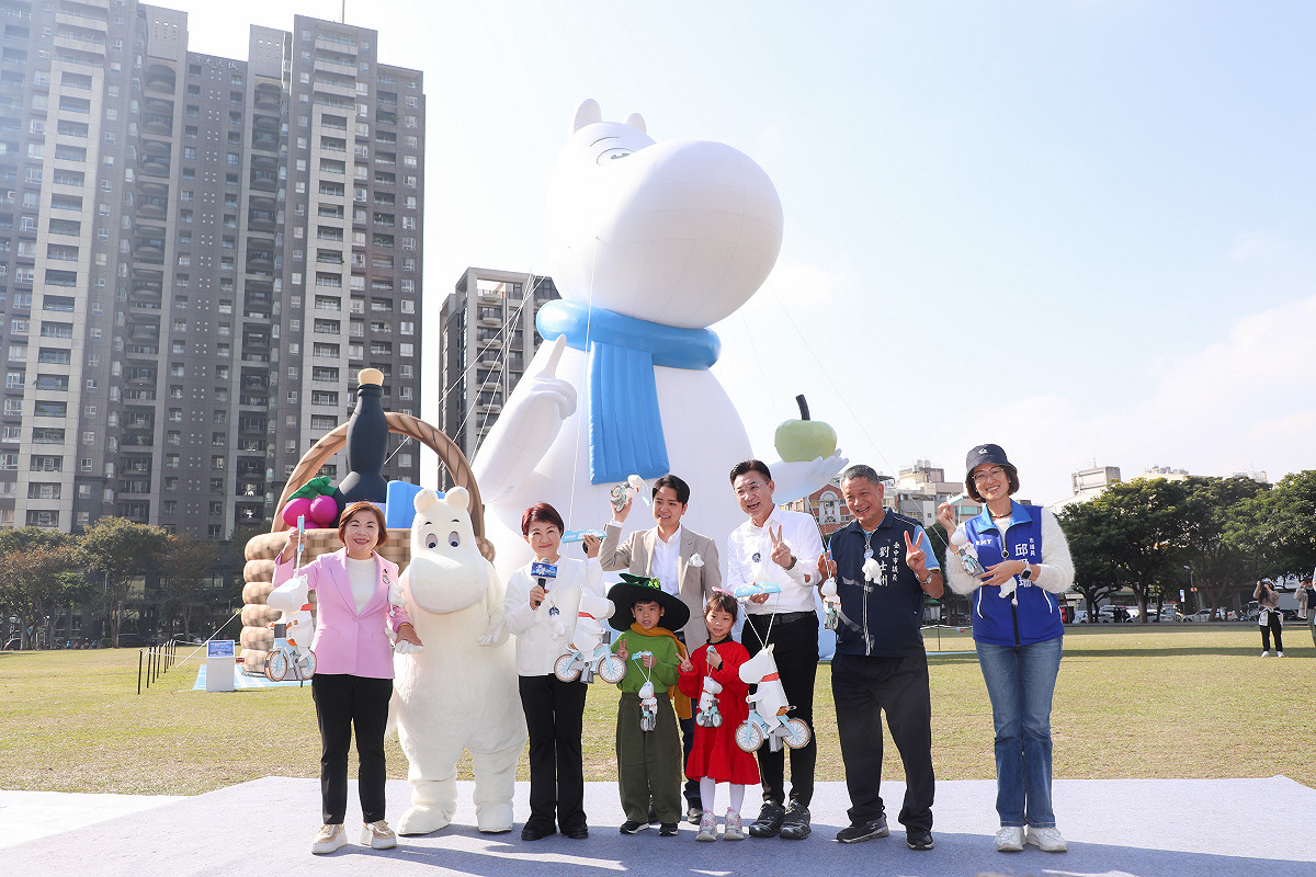 台中市政府發布中台灣燈會活動記者會，都在爭取市長提名的江啟臣、楊瓊瓔在合照時都沒能擠到盧秀燕身邊。 圖：唐復年/攝