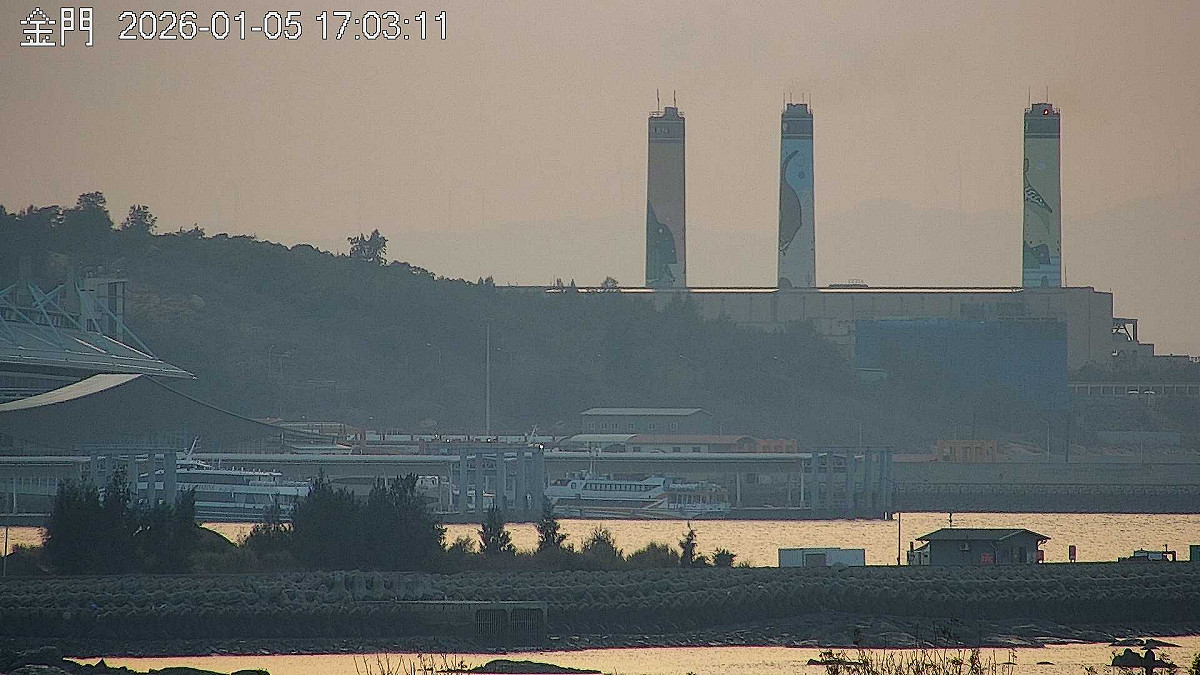隨著今(5)日強烈大陸冷氣團南下，中國境外空汙也跟著報到。 圖：翻攝自空氣品質監測網