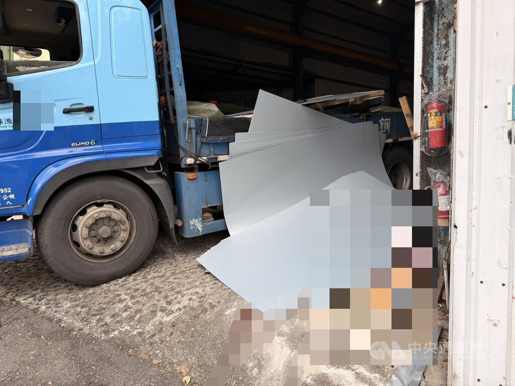 新北市深坑區一名貨車司機5日卸貨時，疑操作不慎繩索鬆脫，整疊鋼板傾倒，司機想拉住鋼板卻一起滑落地面，頭部與胸部皆遭重壓，當場死亡。（翻攝畫面）中央社記者曹亞沿傳真　115年1月5日