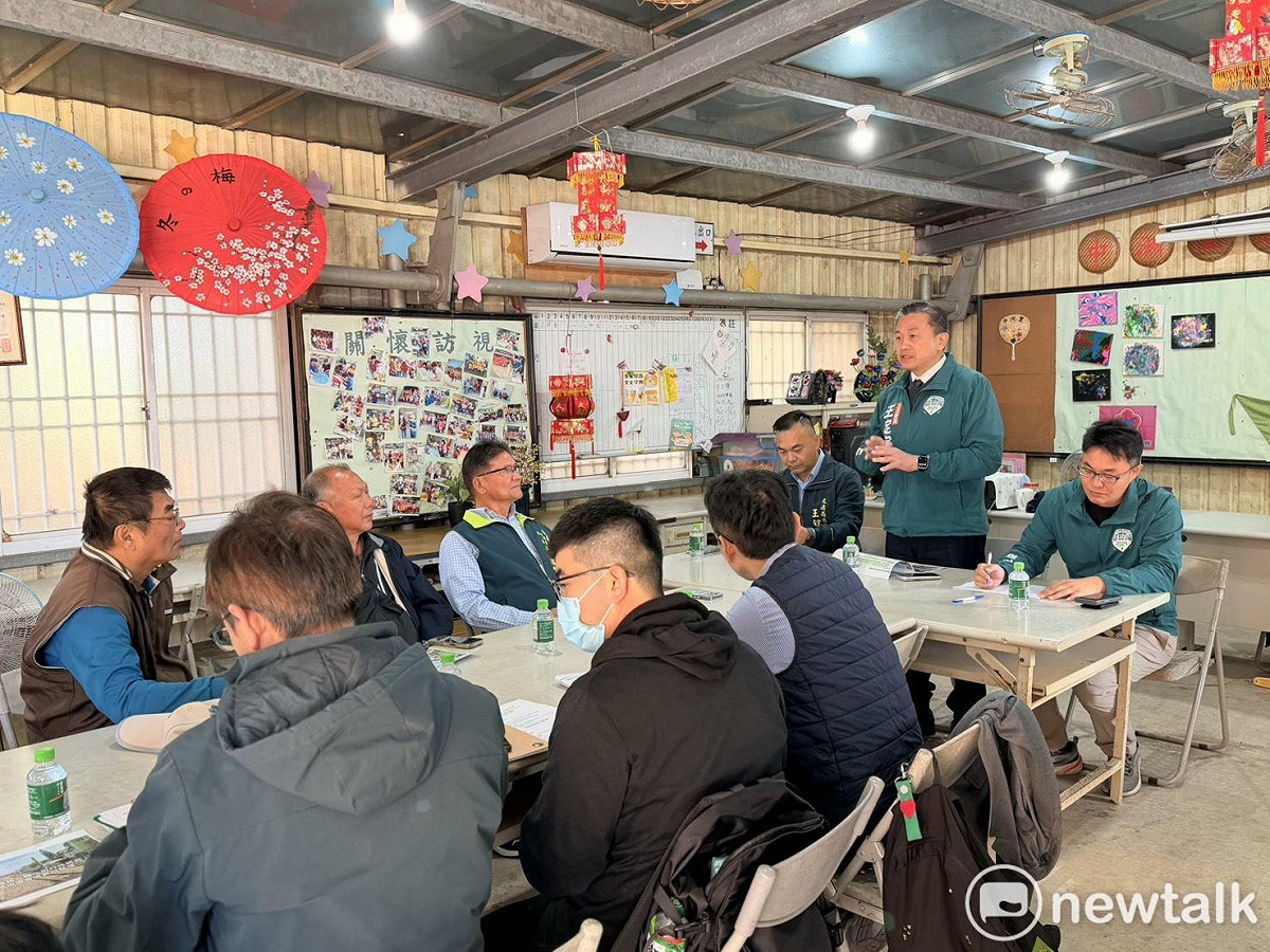 立委王定宇今日在仁德中洲里福德祠召開「台鐵中洲站高架化及周邊平交道問題協調會」。 圖：王定宇服務處提供