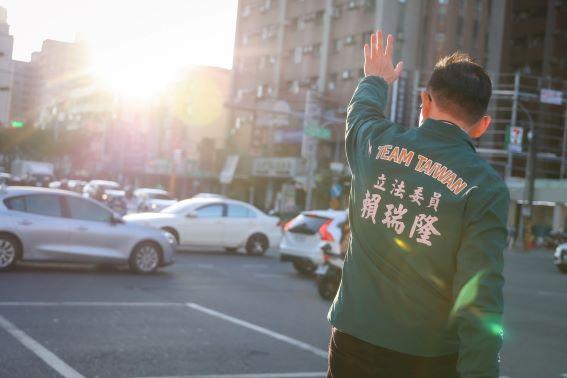 賴瑞隆一早站路口，向通勤市民問早致意。 圖：賴瑞隆辦公室/提供