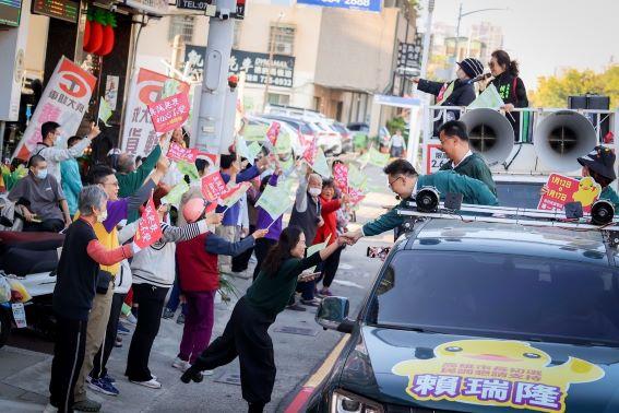 賴瑞隆車掃時，熱情民眾上前握手。 圖：賴瑞隆辦公室/提供