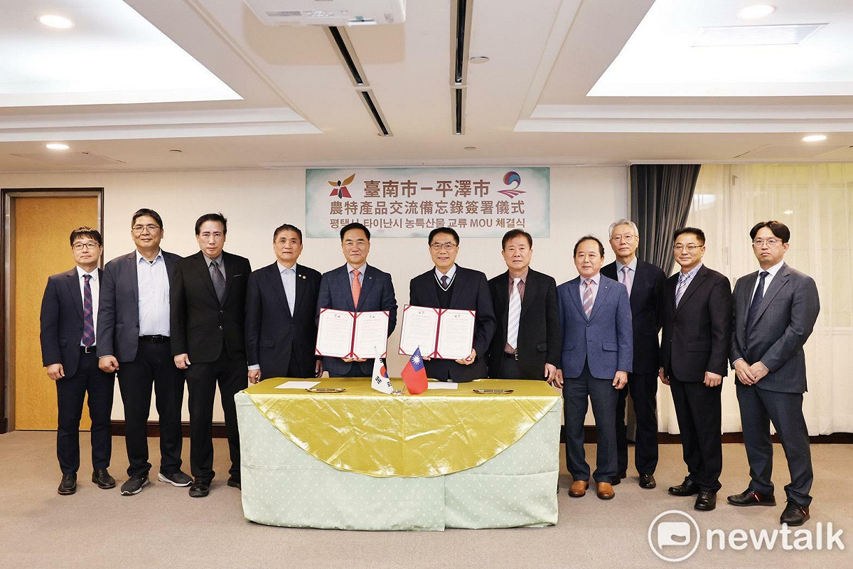 台南市長黃偉哲曾於2024年訪問韓國平澤市，今日平澤市長鄭長善率領該市農業及科技等相關部門一行10人回訪台南，並於台南市政府與黃偉哲共同簽署「台南市－平澤市農特產品交流備忘錄」。 圖：台南市政府提供