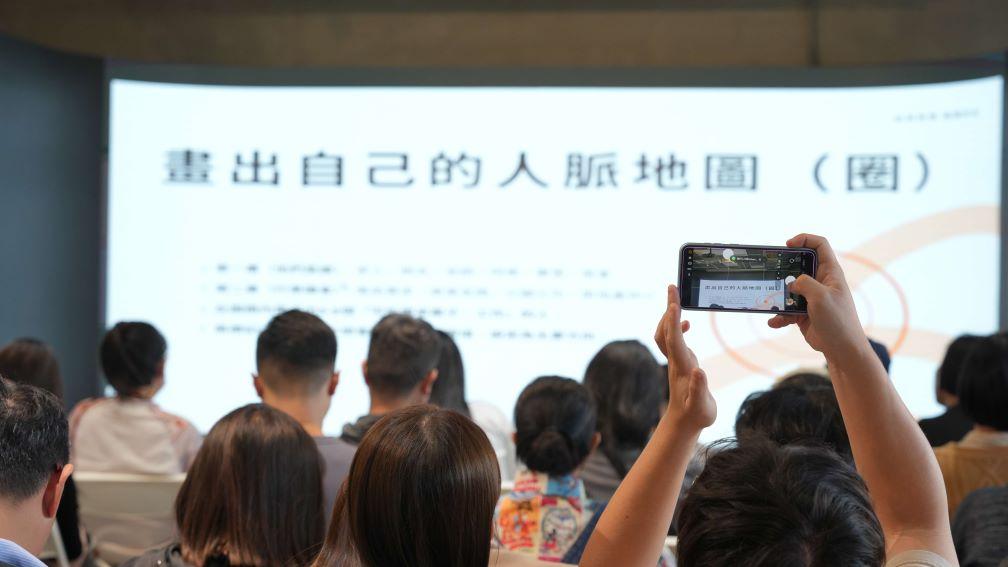「接案者的攻心提案術」學員小聚邀請仙貝映像導演何明昉分享11年接案經驗。 圖：高雄市青年局提供