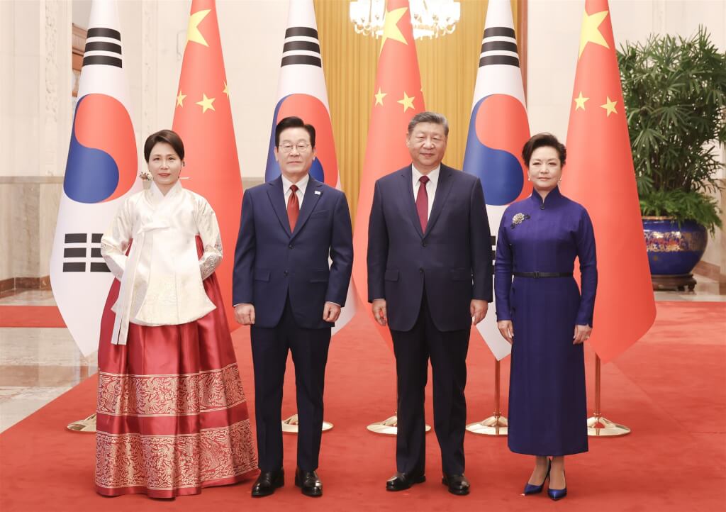 南韓總統李在明（左2）5日與中國國家主席習近平（右2）會談前，與陪同李在明訪中的南韓第一夫人金惠景（左1）、習近平妻子彭麗媛合影。 圖：翻攝中新社提供