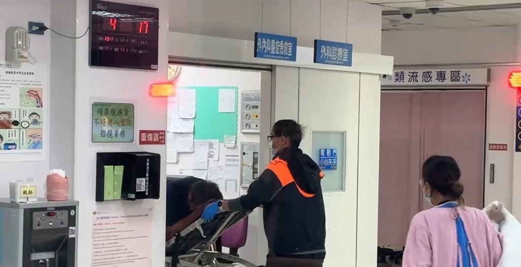 台東縣關山鎮6日凌晨發生兄弟吵架，弟弟順手拿起刀子刺傷哥哥頭部，接著刺破腹部，發現哥哥傷重立即求救，所幸經搶救沒有生命危險。（民眾提供）中央社記者盧太城台東傳真 115年1月6日