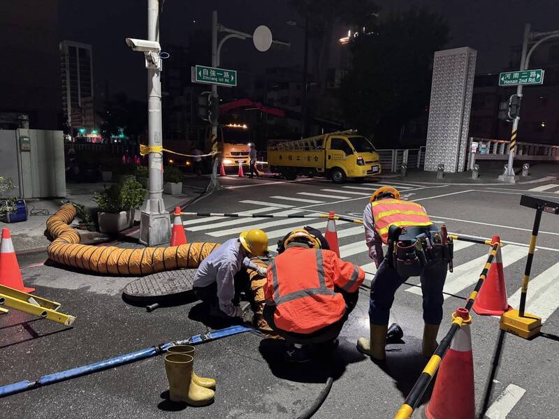 高雄昨日深夜台電變壓器發生故障及電纜燒損，造成1100戶停電。 圖：台電提供