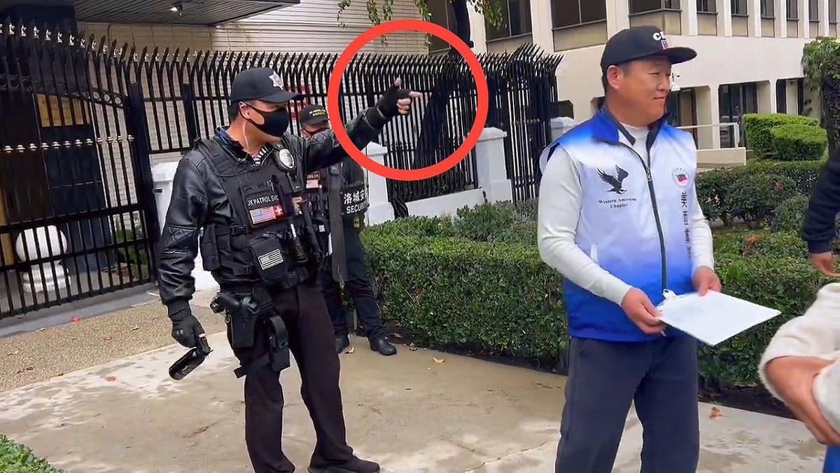 近期有海外民運人士前往位於洛杉磯的中國領事館發起抗議行動，聲援美國政府抓捕委內瑞拉總統馬杜洛，卻遭領事館華裔警衛攻擊。 圖：翻攝自 @sam51824016070 X 帳號