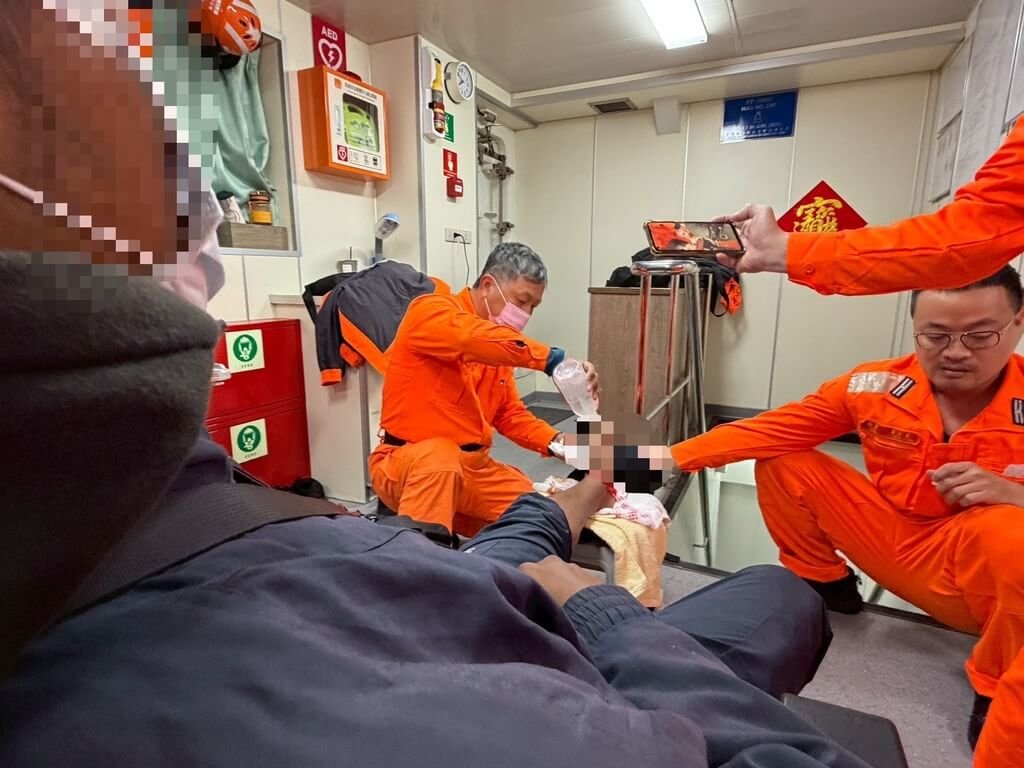 澎湖籍「億萬財66」漁船一名印尼漁工，在海上作業時，不慎致腳趾斷裂，空勤總隊在風浪中因海象不佳無法吊掛，最後由海巡在風浪中救返送醫。（澎湖海巡隊提供）中央社   115年1月6日