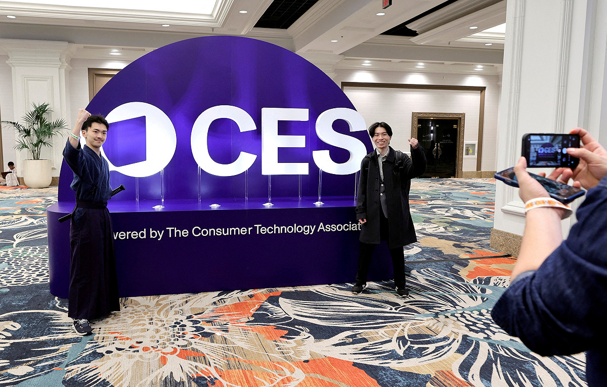 全球消費電子展（CES 2026）6 日登場，輝達（NVIDIA）與超微（AMD）接連由執行長黃仁勳與蘇姿丰發表主題演講，雙方不約而同將焦點鎖定「推理型 AI（Reasoning / Agentic AI）」與資料中心等級的運算基礎設施，宣告 AI 正從生成工具，邁向可長期運作、理解物理世界的關鍵基礎建設。 圖:達志影像/路透社