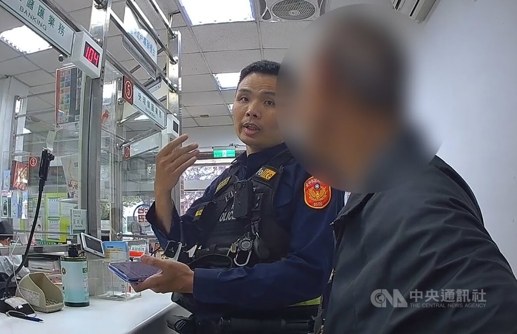 張姓男子（前）認識網友談網戀，日前對方希望資助買機車，張姓男子到台中某郵局要匯款，卻依網友指示稱要支付出遊住宿費，經行員發現有異報案，警方及時到場阻止。（翻攝照片）中央社記者蘇木春傳真　115年1月6日