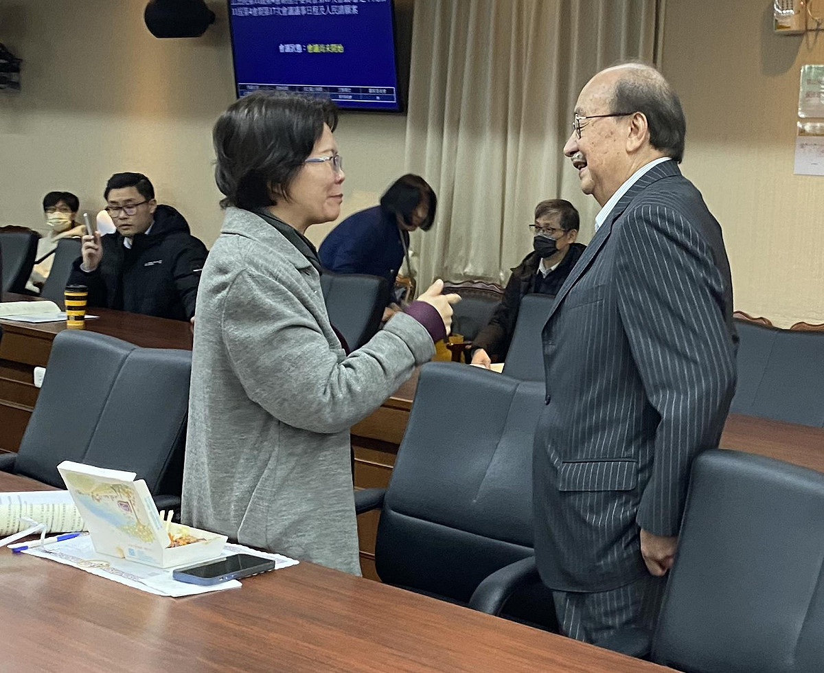 民進黨立院黨團總召柯建銘遊說民眾黨立委劉書彬支持1.25照國防特別條例 圖：林朝億