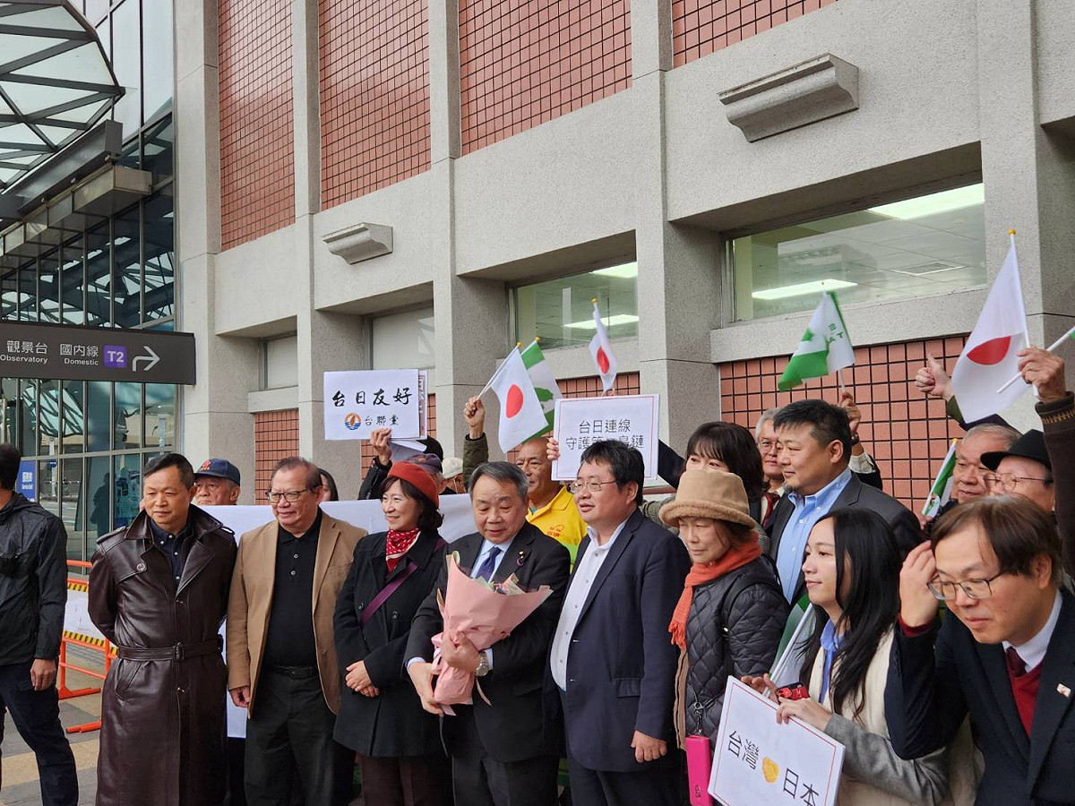 日本參議員石平（手持花者）今日訪台，印太戰略智庫、台灣基進黨、台聯黨、台灣國等政黨、民團到機場迎接石平。 圖：台灣國／印太戰略智庫提供