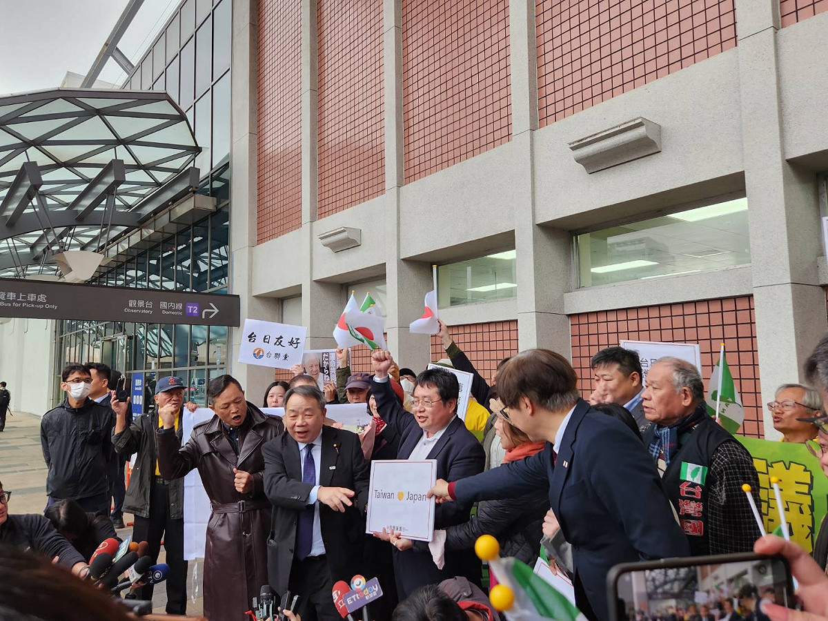 台派政黨與公民團體到機場迎接石平，並致贈象徵台日深厚友誼的紀念胸章。 圖：台灣國／印太戰略智庫提供
