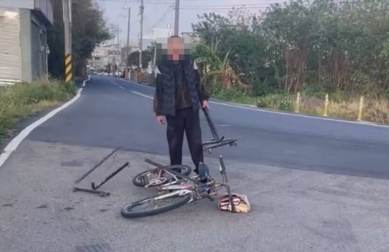 苗栗男子手持鐵器在路上叫囂，警方已通知到案說明。 圖：翻攝畫面