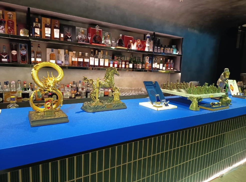 台北市知名雪茄館成太子集團洗錢「水房」，負責人陳姓兄弟1交保、1羈押禁見。 圖：取自臉書Cigar Vie台北雪茄館