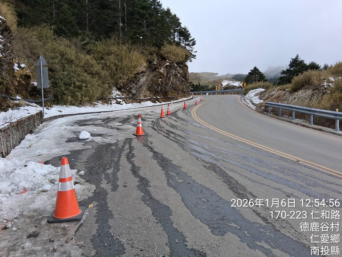 受強烈大陸冷氣團影響，合歡山高海拔路段易結冰，導致車輛打滑。 圖：公路局／提供