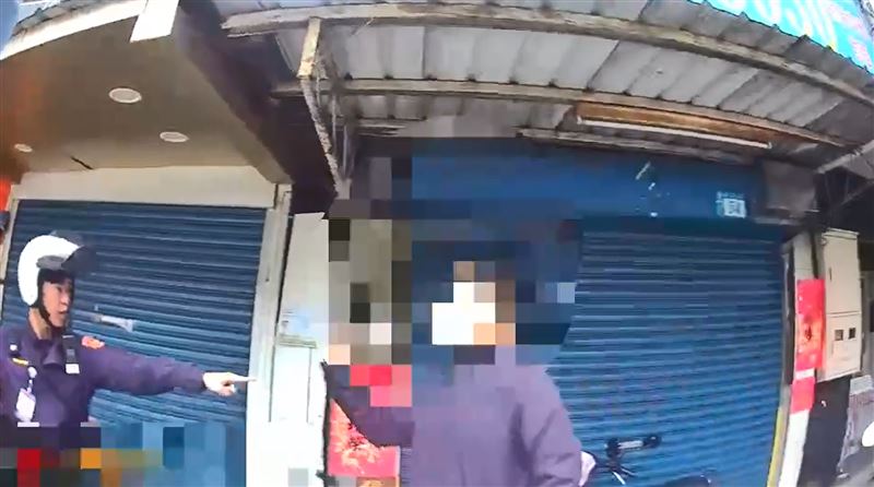 新北邱姓男子在捷運出口叫囂「我有槍」，新北地檢署今日偵結起訴。 圖：翻攝畫面