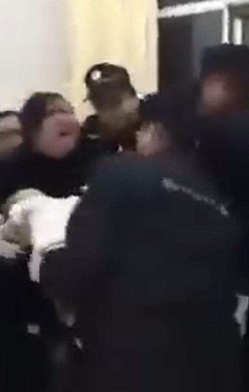 北京醫院特警當媽媽面「抬病童去火化」畫面曝光，引發網路熱議。 圖：翻攝自Threads