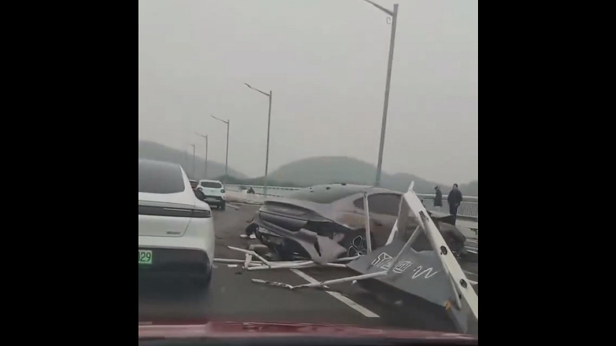 中國日前發生一起車禍事故，一輛小米汽車先後衝撞護欄與對向汽車，隨後車輪脫落，引發大量網友對小米汽車品質的擔憂情緒。 圖：擷取自 @whyyoutouzhele X 分享影片
