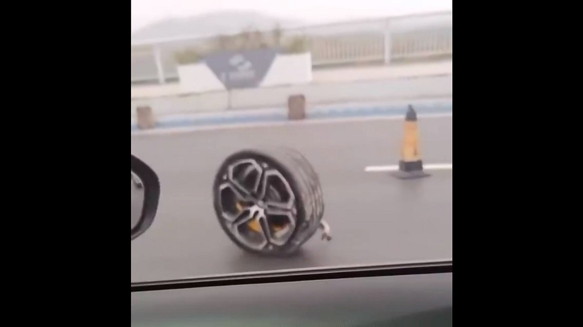 針對汽車車輪脫落一事，小米創辦人兼 CEO 雷軍透過直播影片澄清，強調該現象與小米汽車採用的「丟輪保車」安全策略有關，但網友們幾乎都不相信該解釋。 圖：擷取自 @whyyoutouzhele X 分享影片