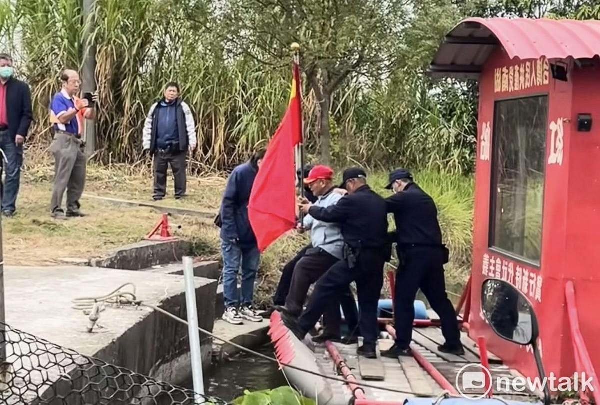 「台灣人民共產黨」在今年元旦在台南新營區舉行升旗典禮，播放中國國歌並懸掛五星旗，台南市政府警察局當場依照社會秩序維護法要求停止違法集會，今日則依法拆除違法設施。 圖：翻攝台南市議員王宣貿臉書