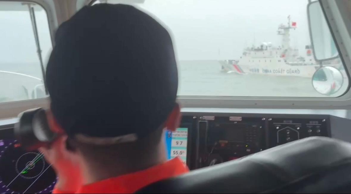 中國海警船6日下午再度侵入金門限制水域，海巡署巡防艇以一對一併航方式監控並廣播警告，成功驅離。 圖：海巡署提供